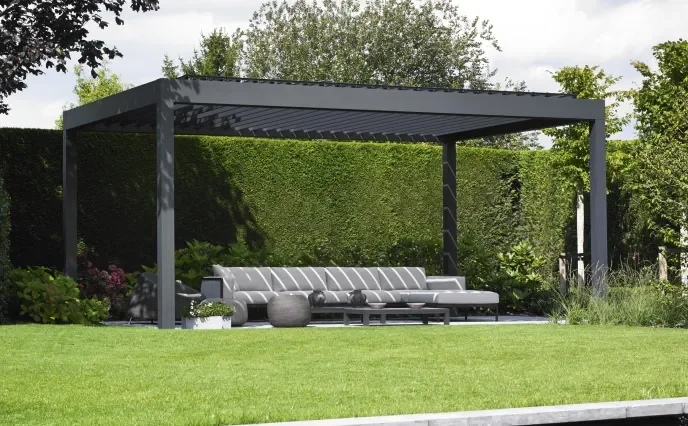 sort pergola udefra