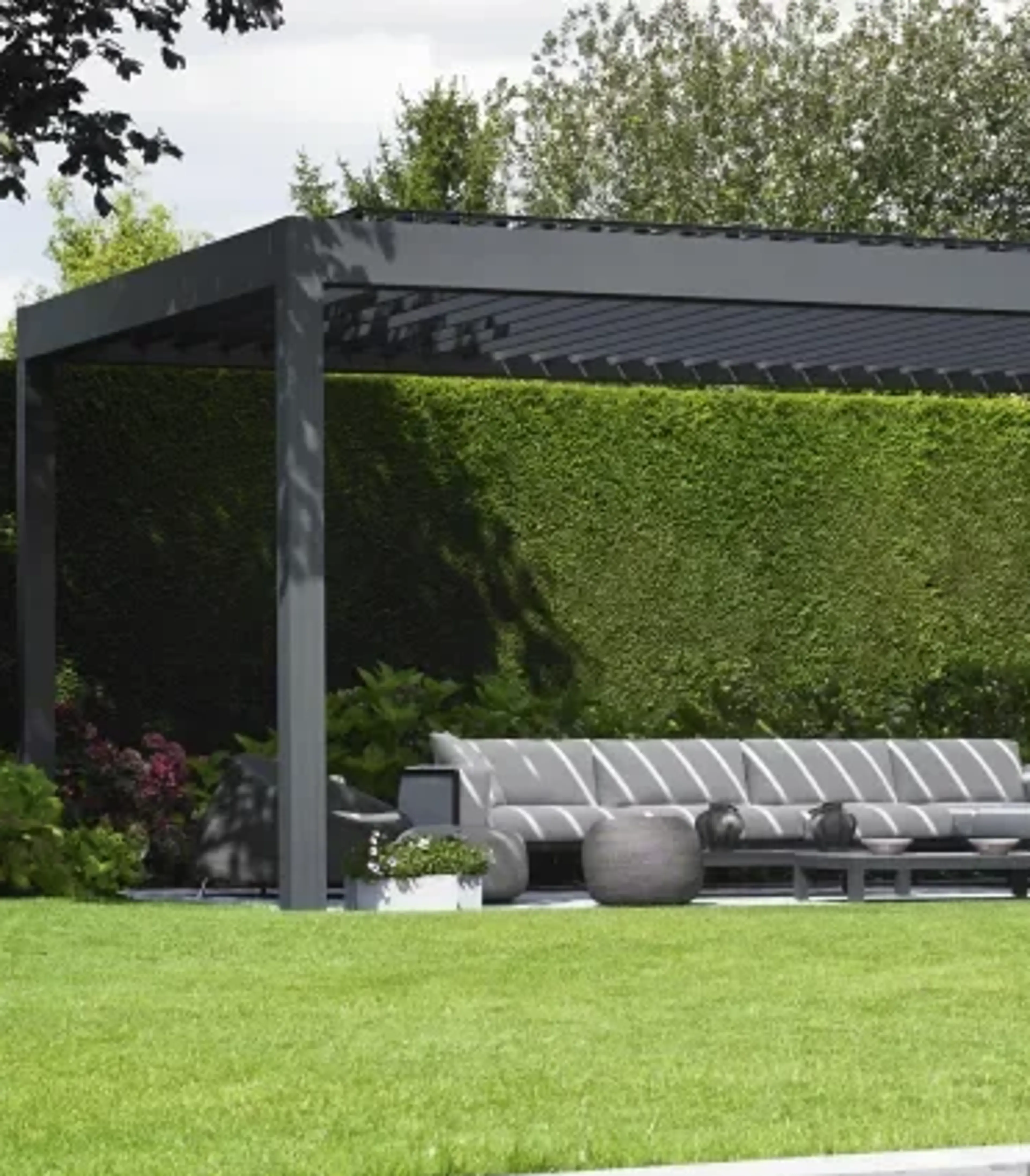 sort pergola udefra