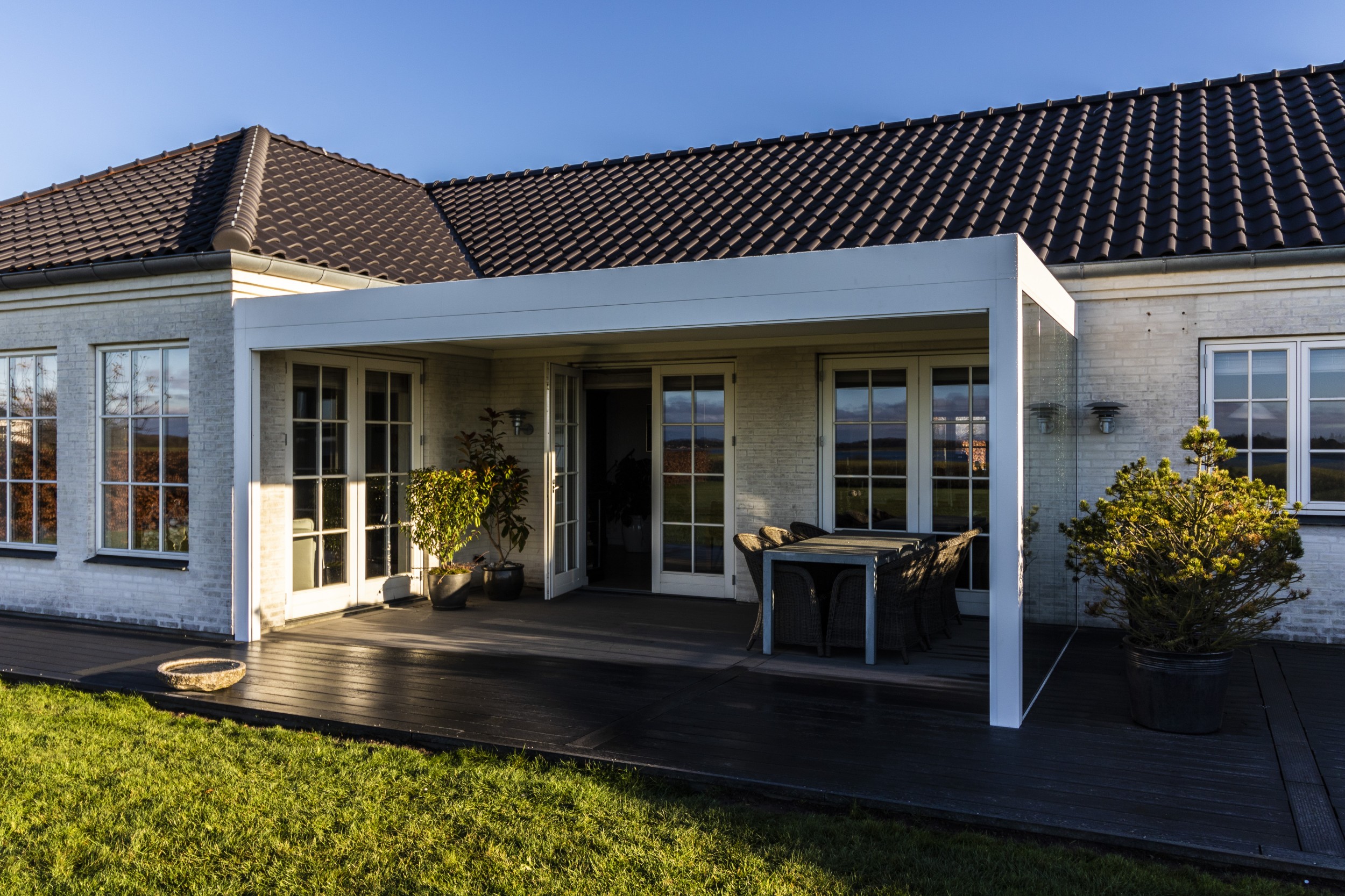 Hvid pergola over en hjørneterrasse | VICA Danmark