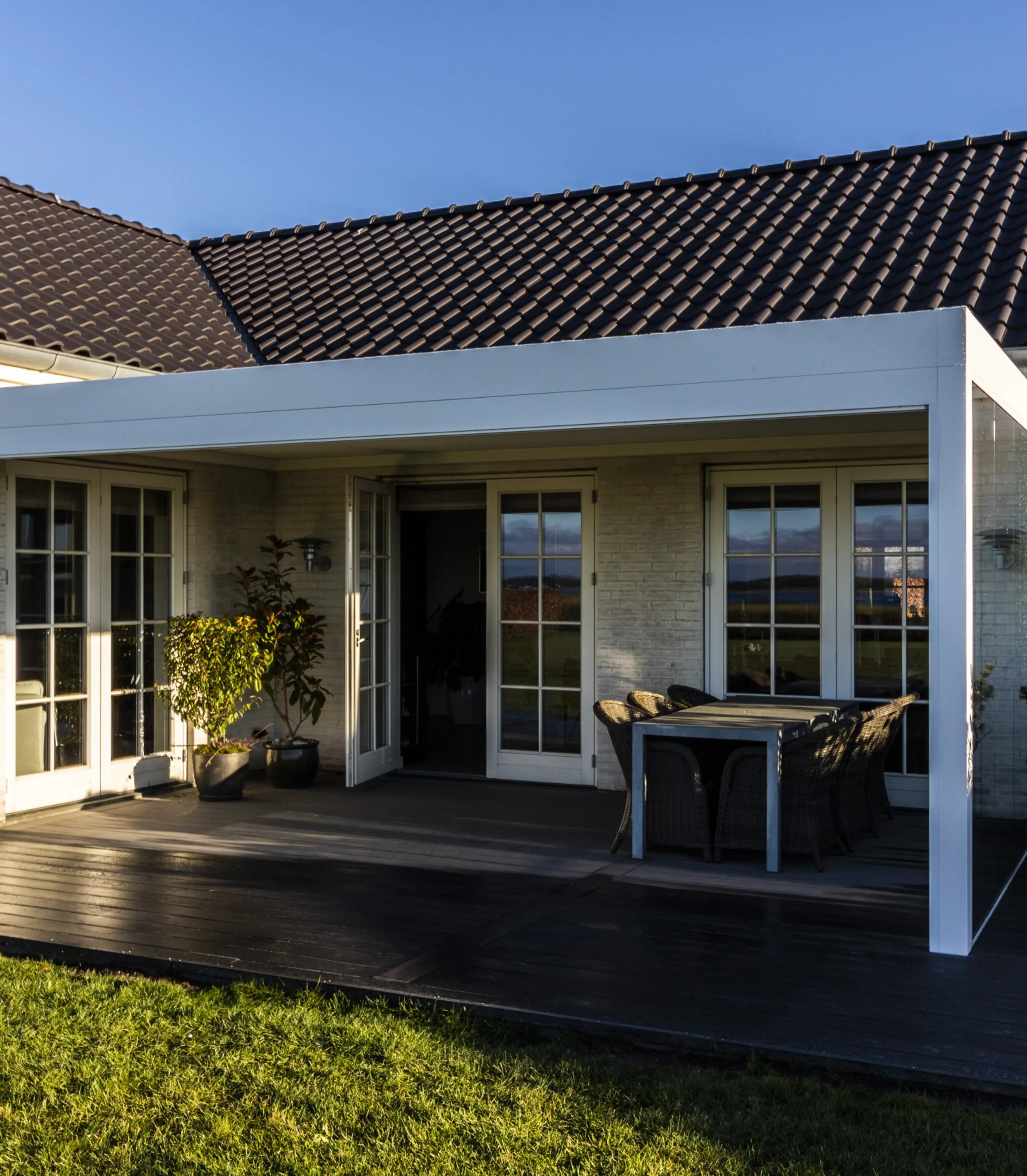 Hvid pergola over en hjørneterrasse | VICA Danmark