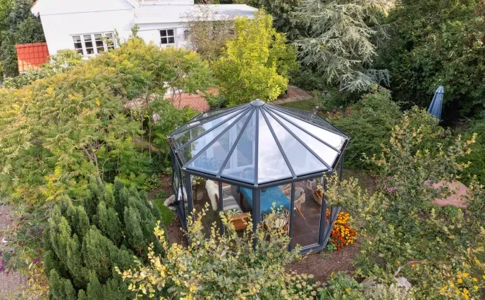 pavillon set oppe fra