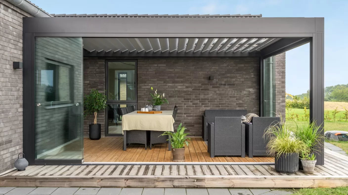 Integreret pergola med roterbart tag og glassider | VICA Danmark