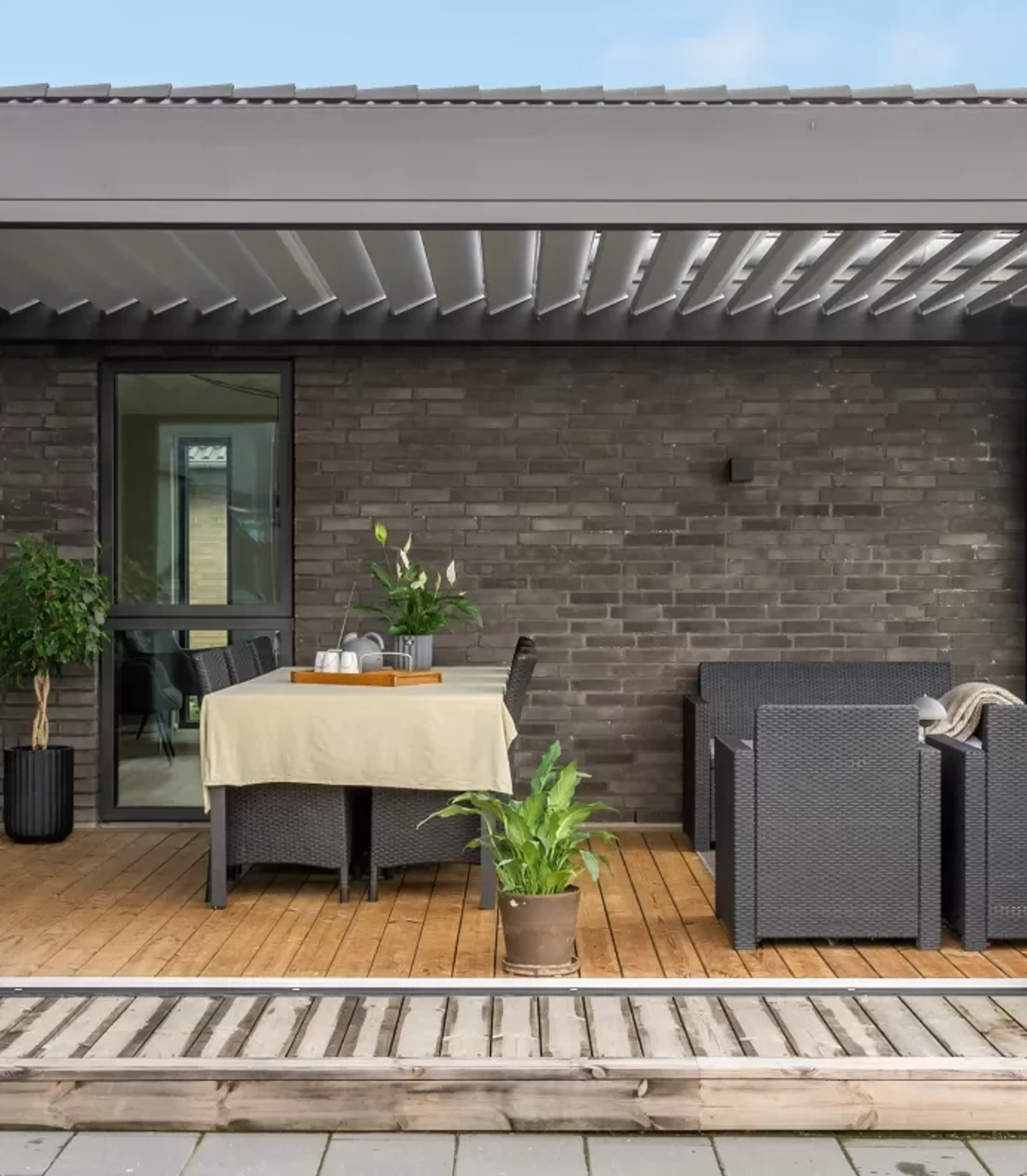 Integreret pergola med roterbart tag og glassider | VICA Danmark