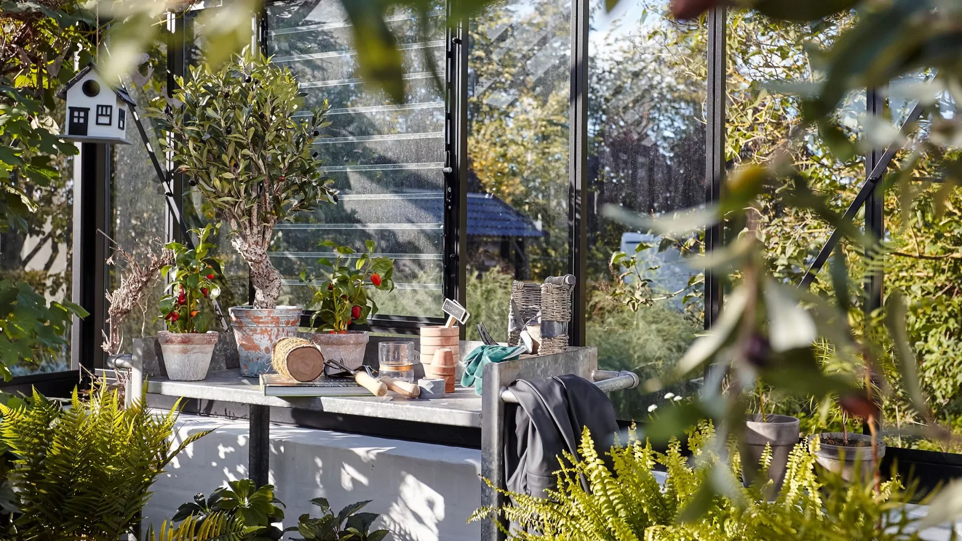 Uderum med planter og plads til samvær i tryghed