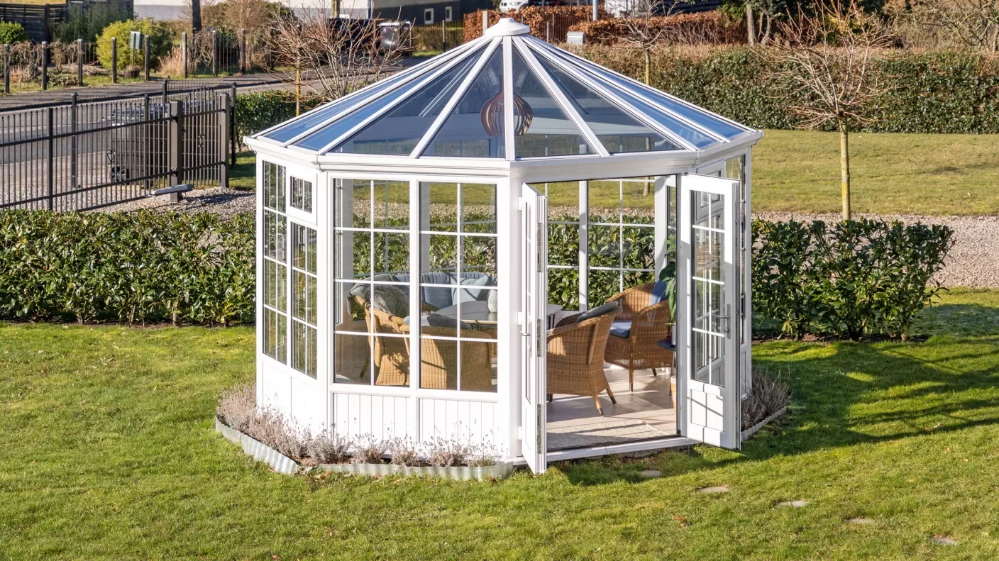 Sort pergola integreret i hjørnet på en mørk, moderne villa | VICA Danmark
