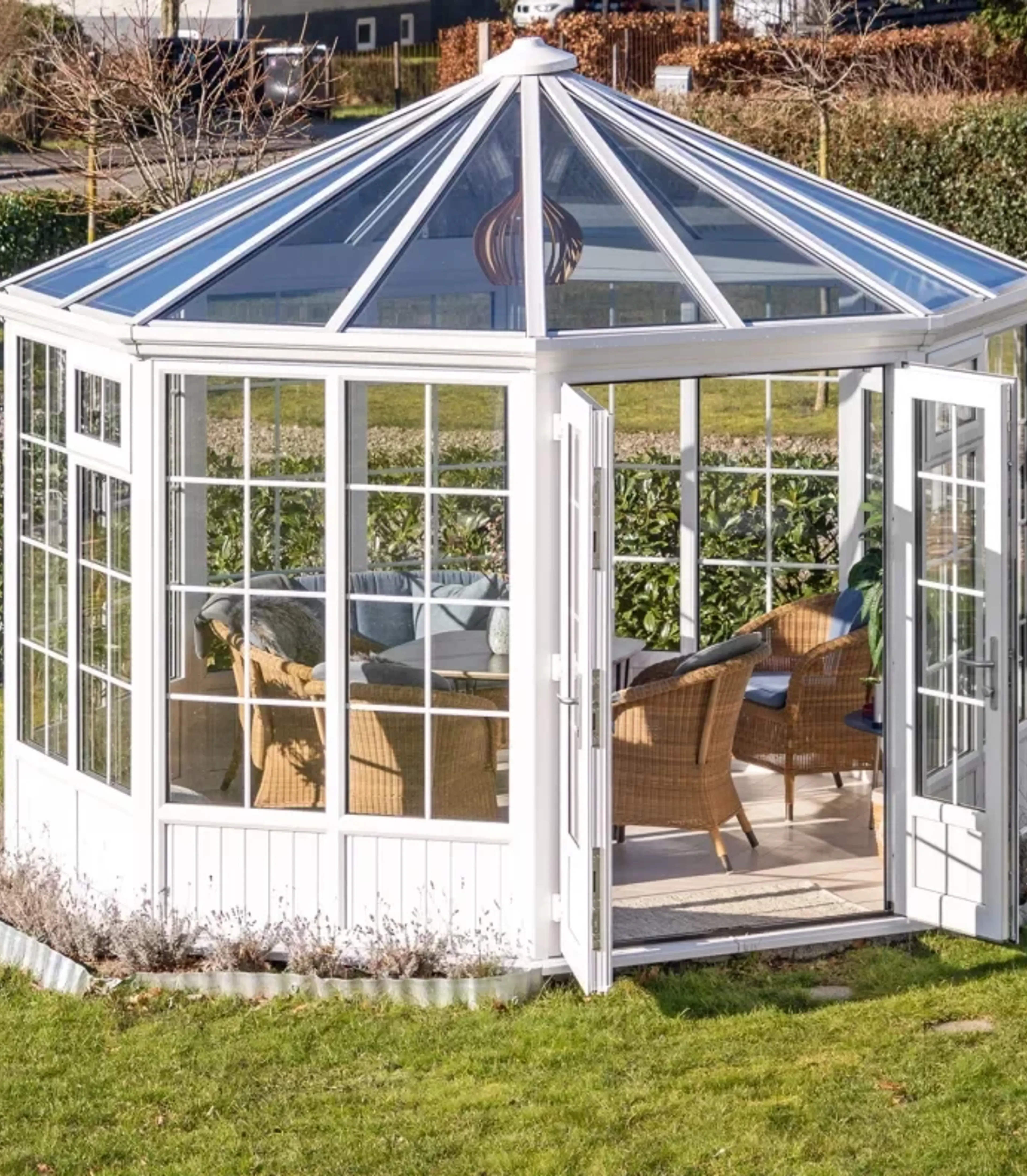 Sort pergola integreret i hjørnet på en mørk, moderne villa | VICA Danmark