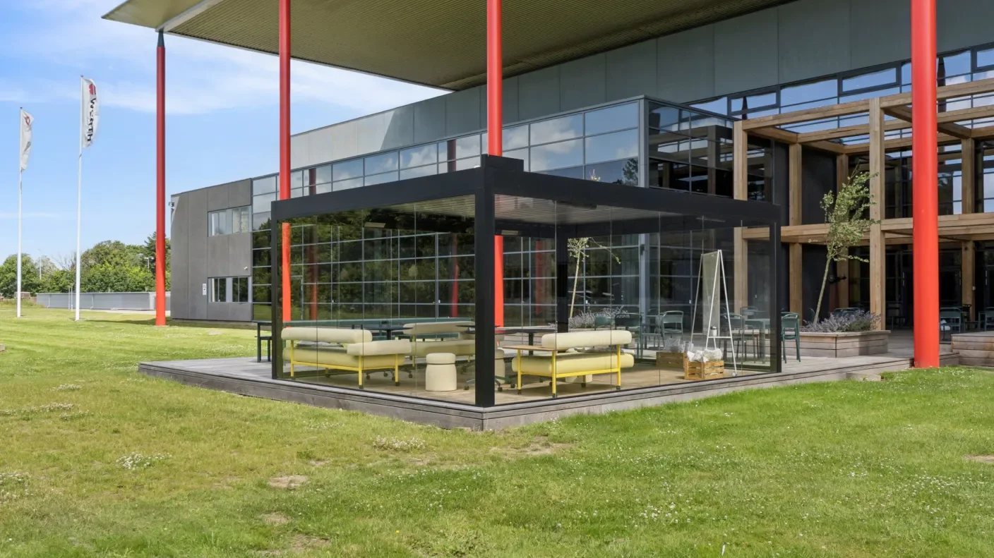 pergola med havemøbler