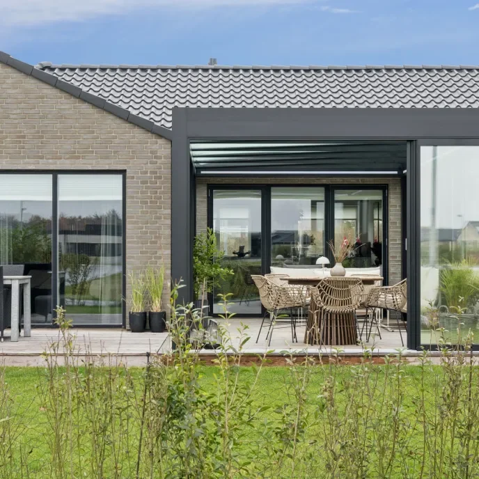 pergola med havemøbler