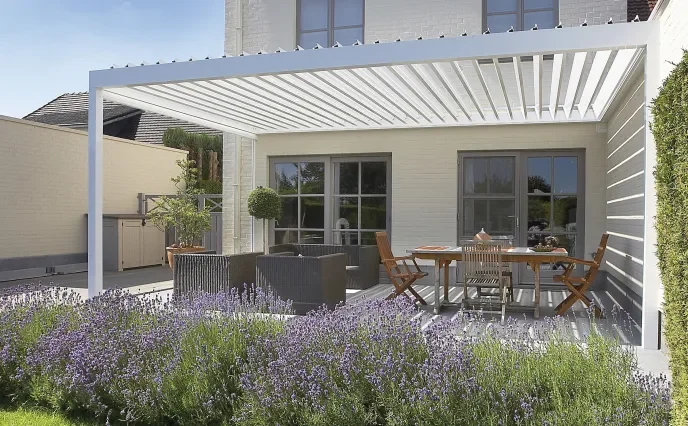 hvid pergola udefra