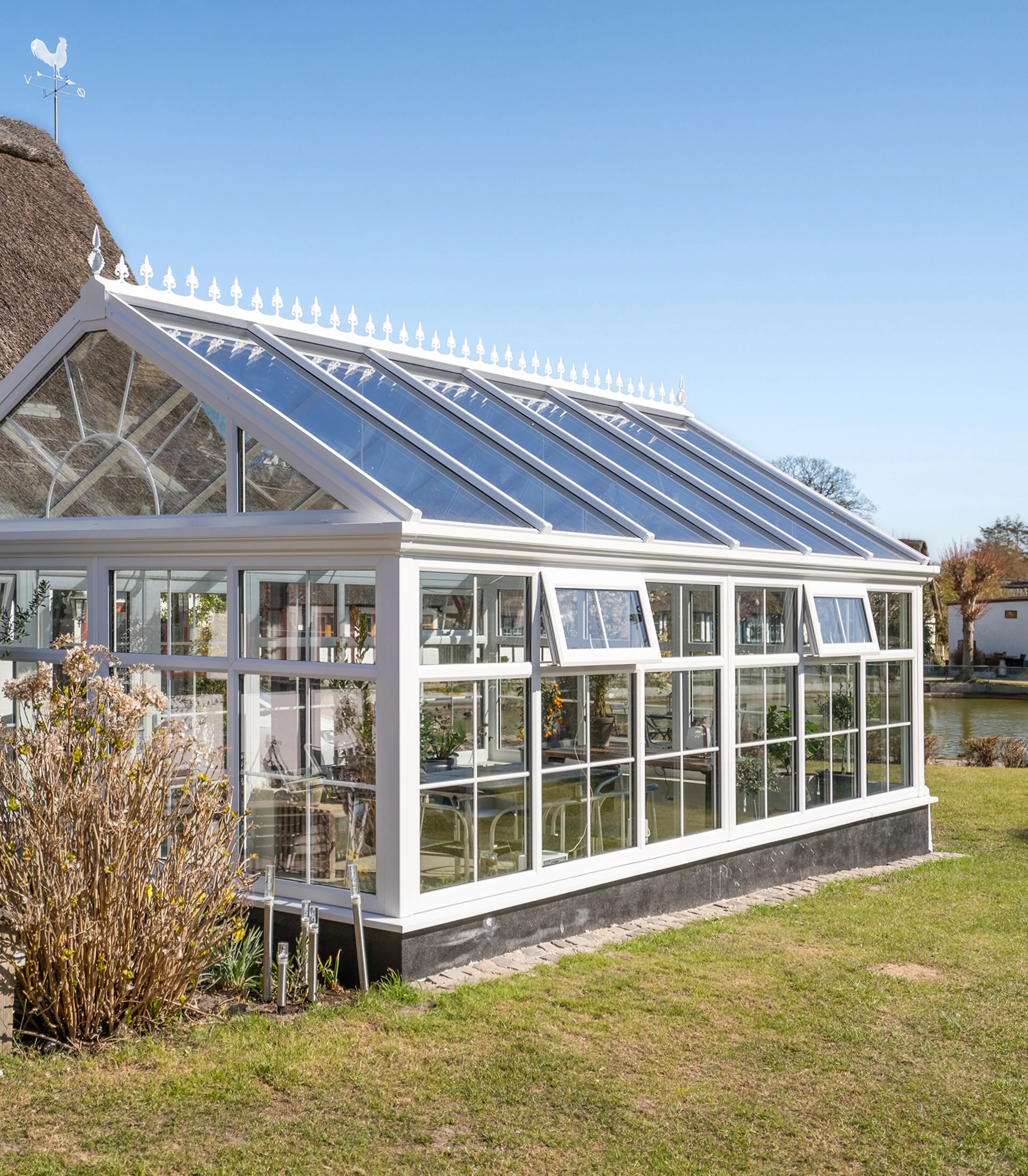 Sort pergola integreret i hjørnet på en mørk, moderne villa | VICA Danmark