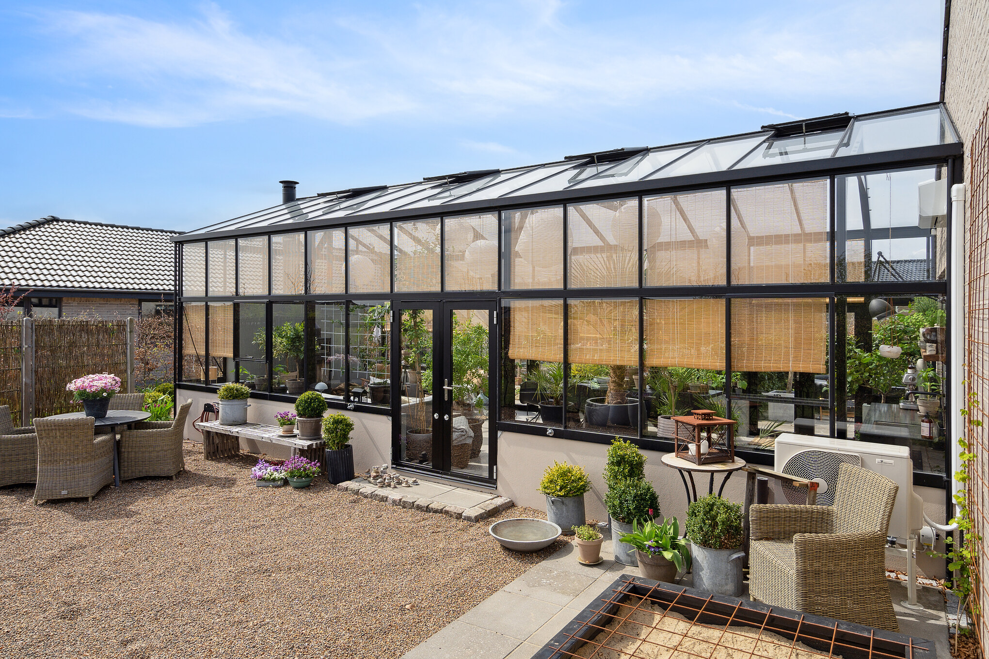 Muret sokkel passer bygningens arkitektoniske stil