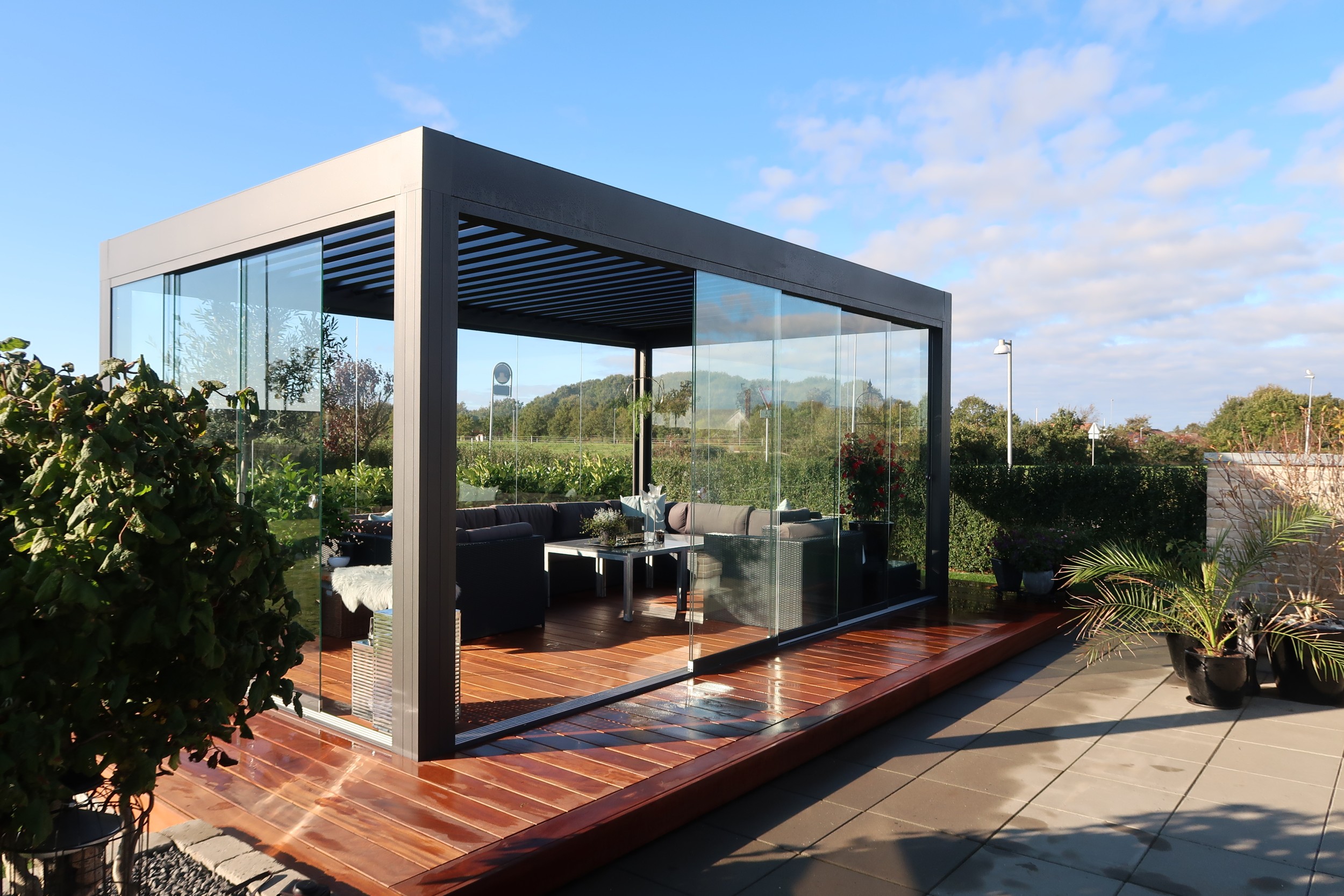 Fritstående pergola med roterbare lameller og glassider | VICA Danmark