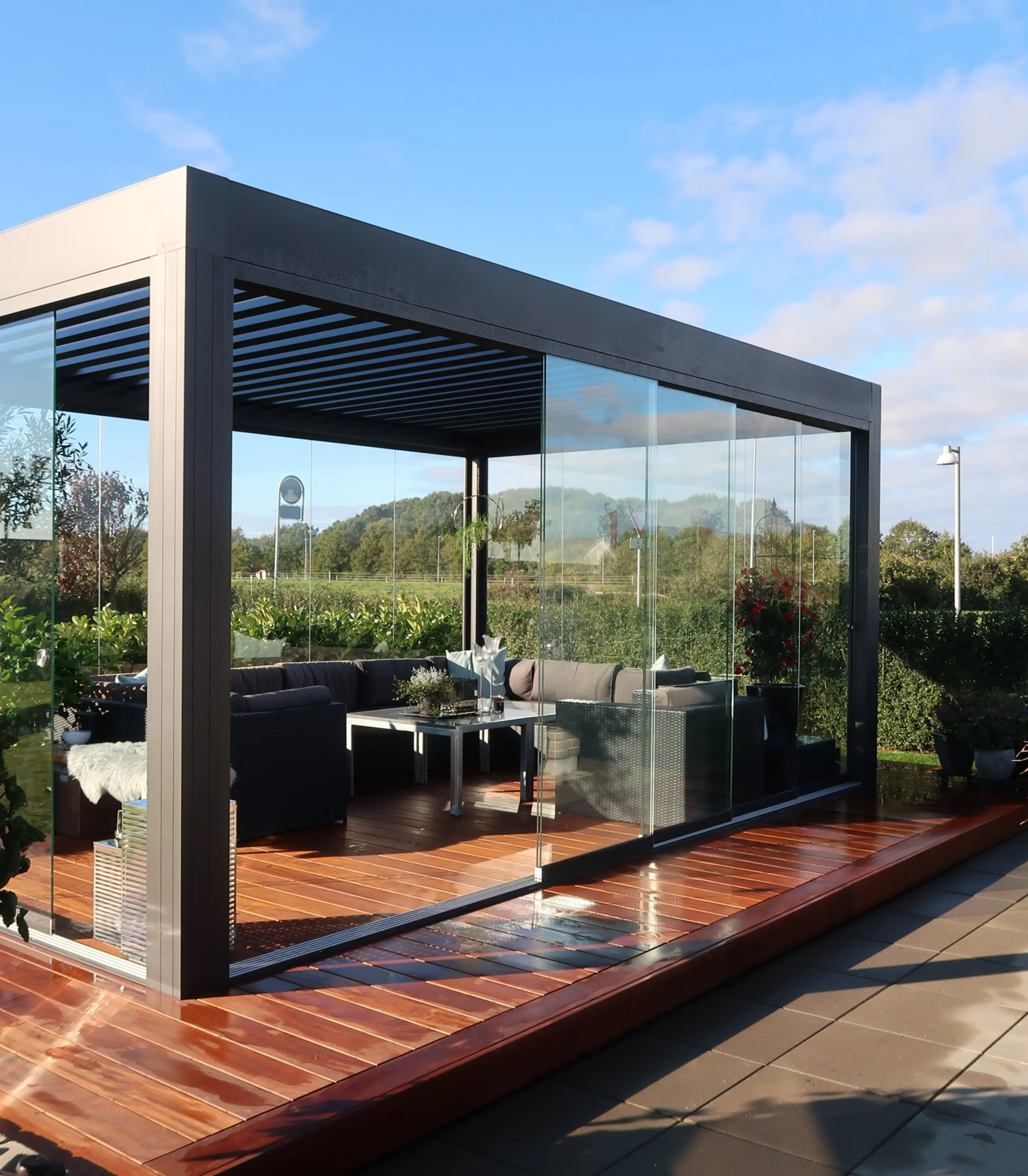 Fritstående pergola med roterbare lameller og glassider | VICA Danmark