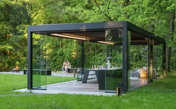 sort pergola udefra